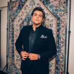 Ashish Chanchlani Instagram - Suit aur boot 🖤 ◼️ 🧿 🧵: @henna.akhtar 📸 : @bharat_rawail 🪡: @thetiehub @esmecrystals