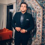 Ashish Chanchlani Instagram - Suit aur boot 🖤 ◼️ 🧿 🧵: @henna.akhtar 📸 : @bharat_rawail 🪡: @thetiehub @esmecrystals