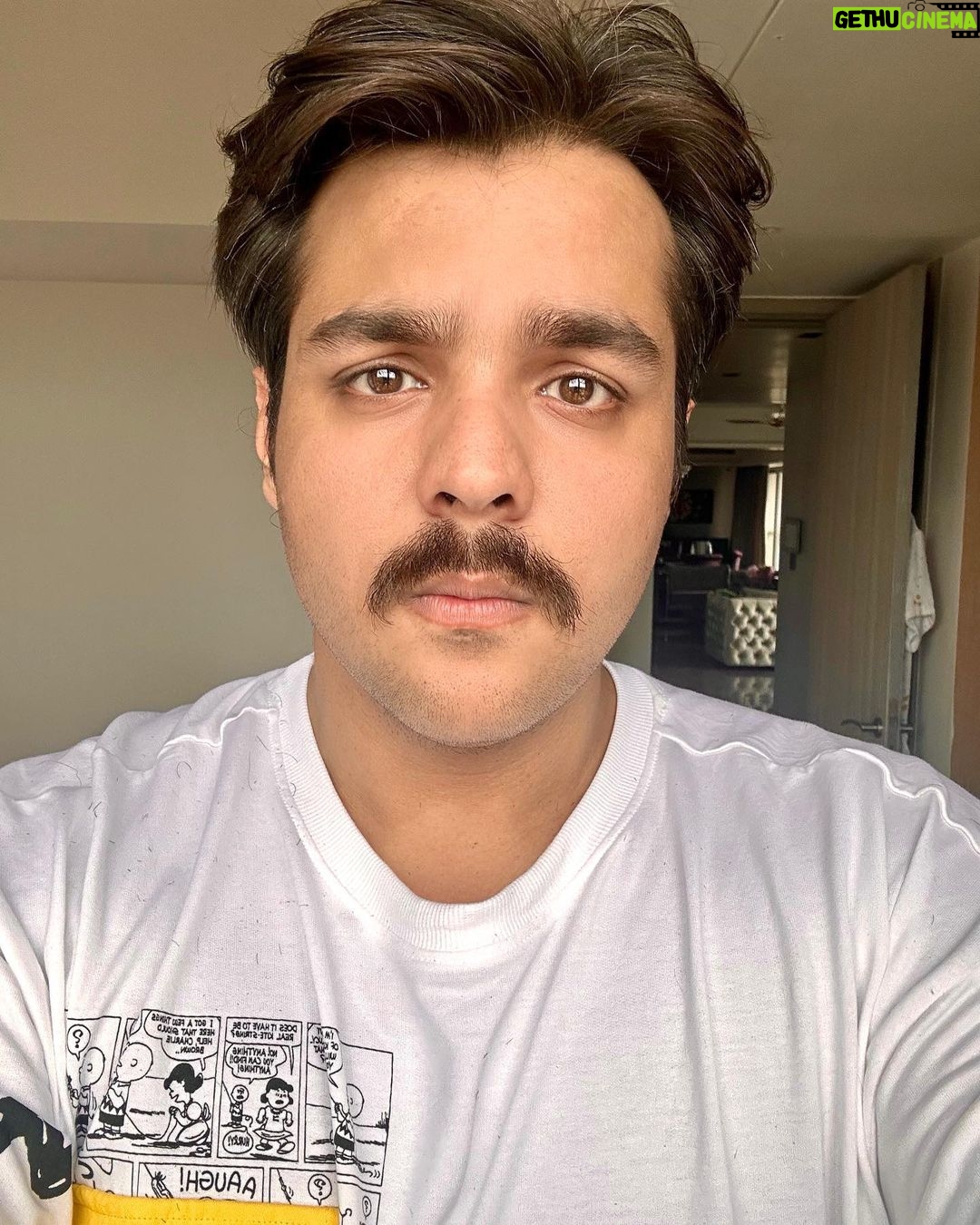 Ashish Chanchlani Instagram - Bas yaar abhi nakli mooch nai lagani baap ke charachter ke lie bas ho gaya🙏