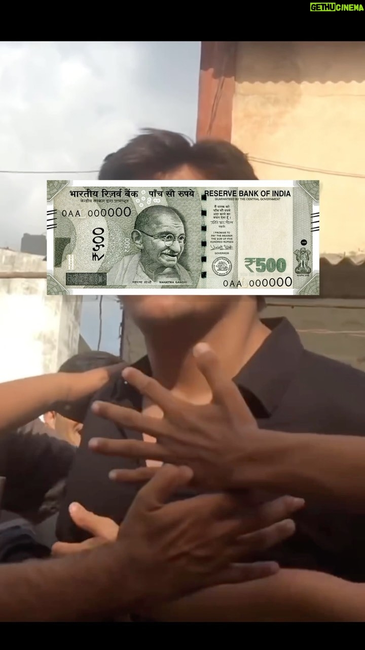 Ashish Chanchlani Instagram - All hail the new king๐๐ #2000 #500 #Ruppee #barbaad