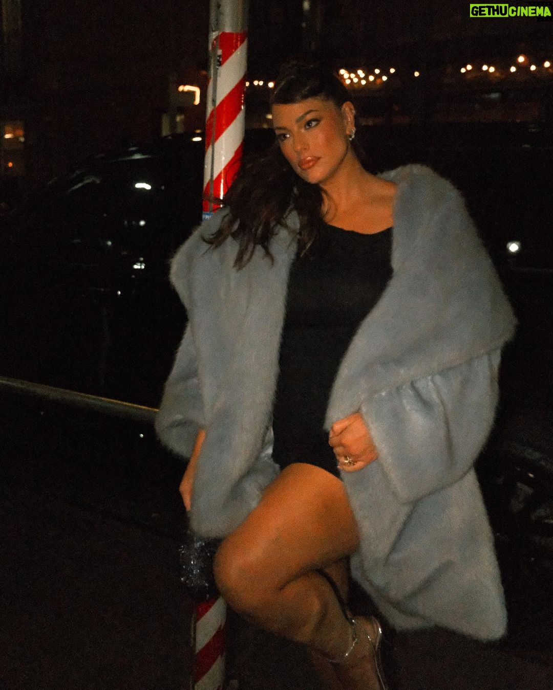 Ashley Graham Instagram - when the NYC holiday traffic leaves you no choice but to hop in a pedicab 🤣✨