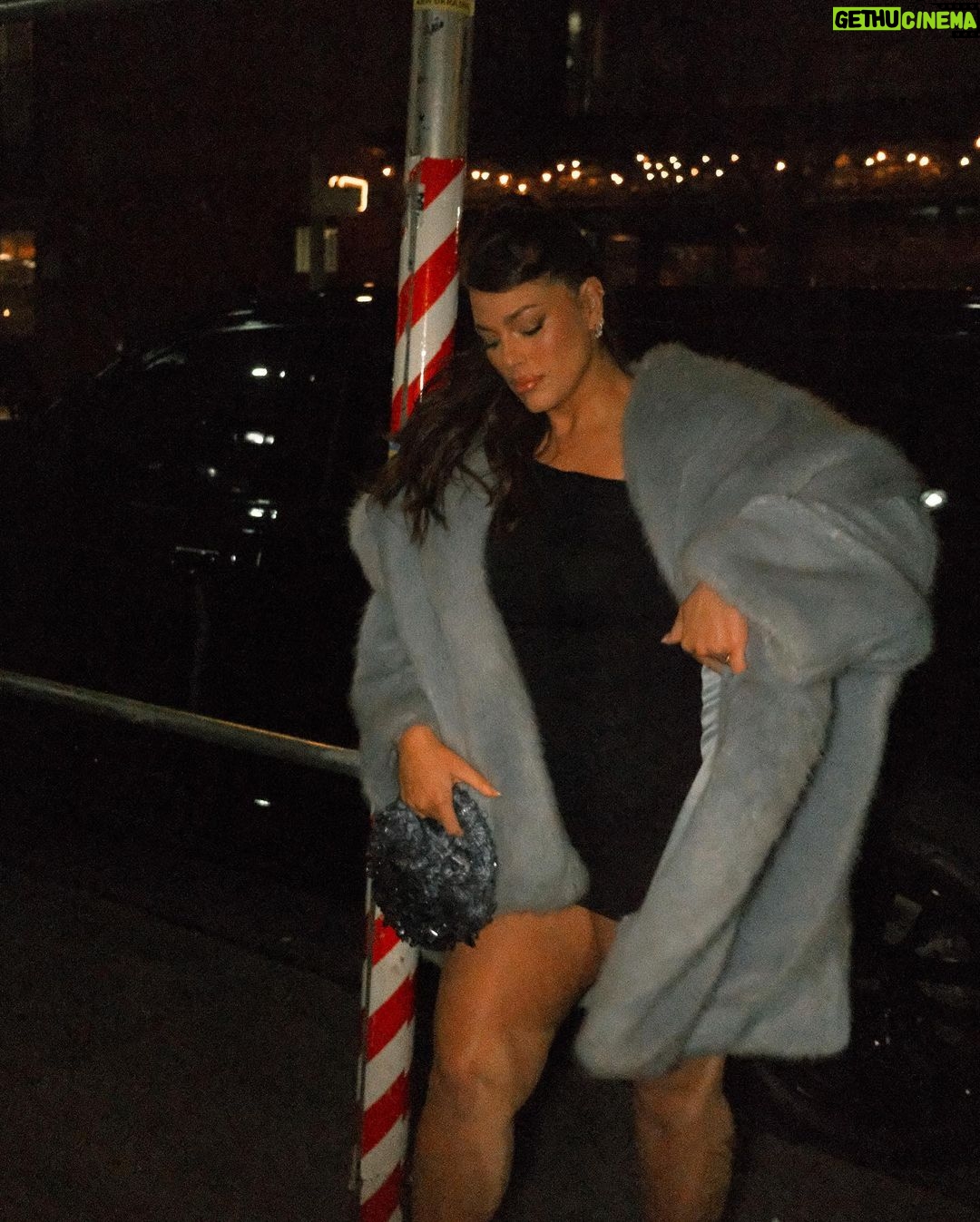 Ashley Graham Instagram - when the NYC holiday traffic leaves you no choice but to hop in a pedicab 🤣✨