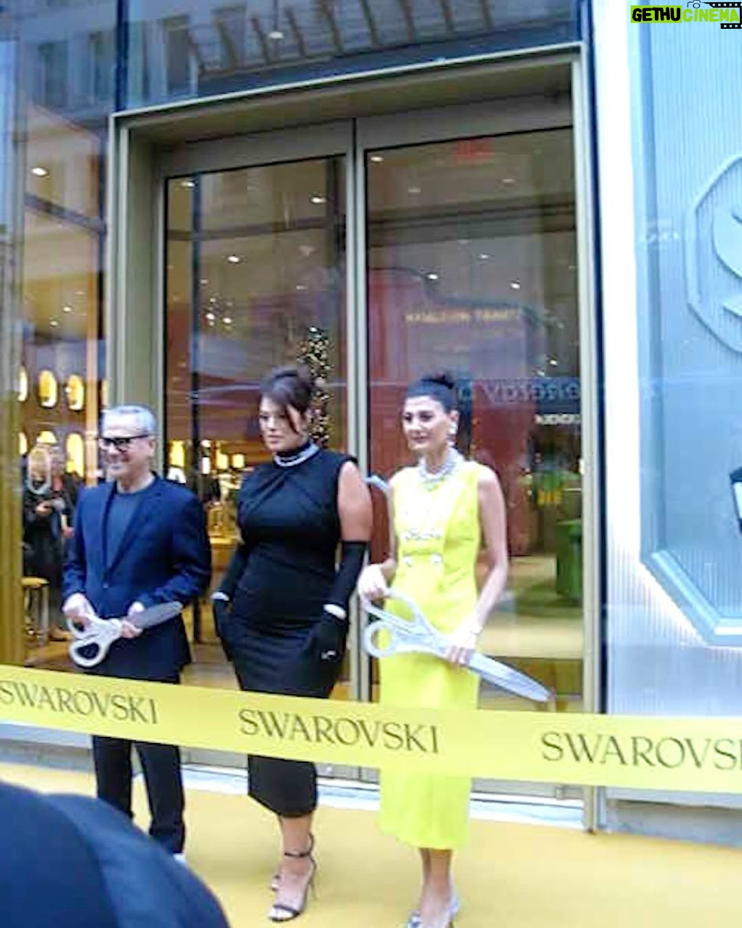 Ashley Graham Instagram - The brand new #SwarovskiFifthAvenue made me feel like I stepped right into a giant jewelry box!! ✨The sparkles & crystals are destined to make NYC shine brighter than ever!! 🤍 @swarovski #SwarovskionFifth #Swarovski