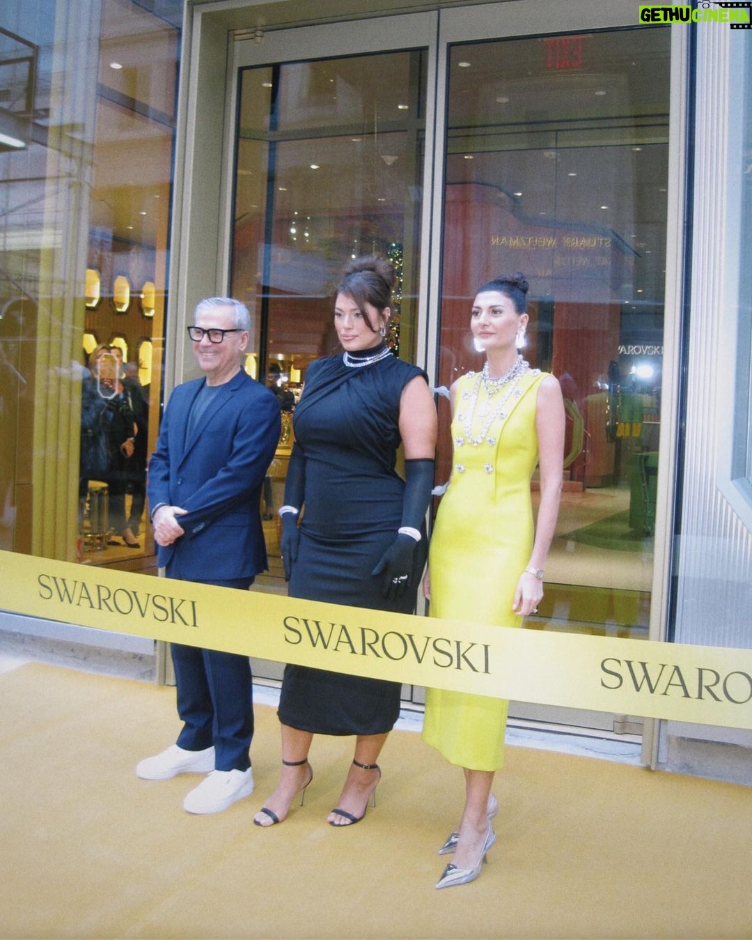 Ashley Graham Instagram - The brand new #SwarovskiFifthAvenue made me feel like I stepped right into a giant jewelry box!! ✨The sparkles & crystals are destined to make NYC shine brighter than ever!! 🤍 @swarovski #SwarovskionFifth #Swarovski