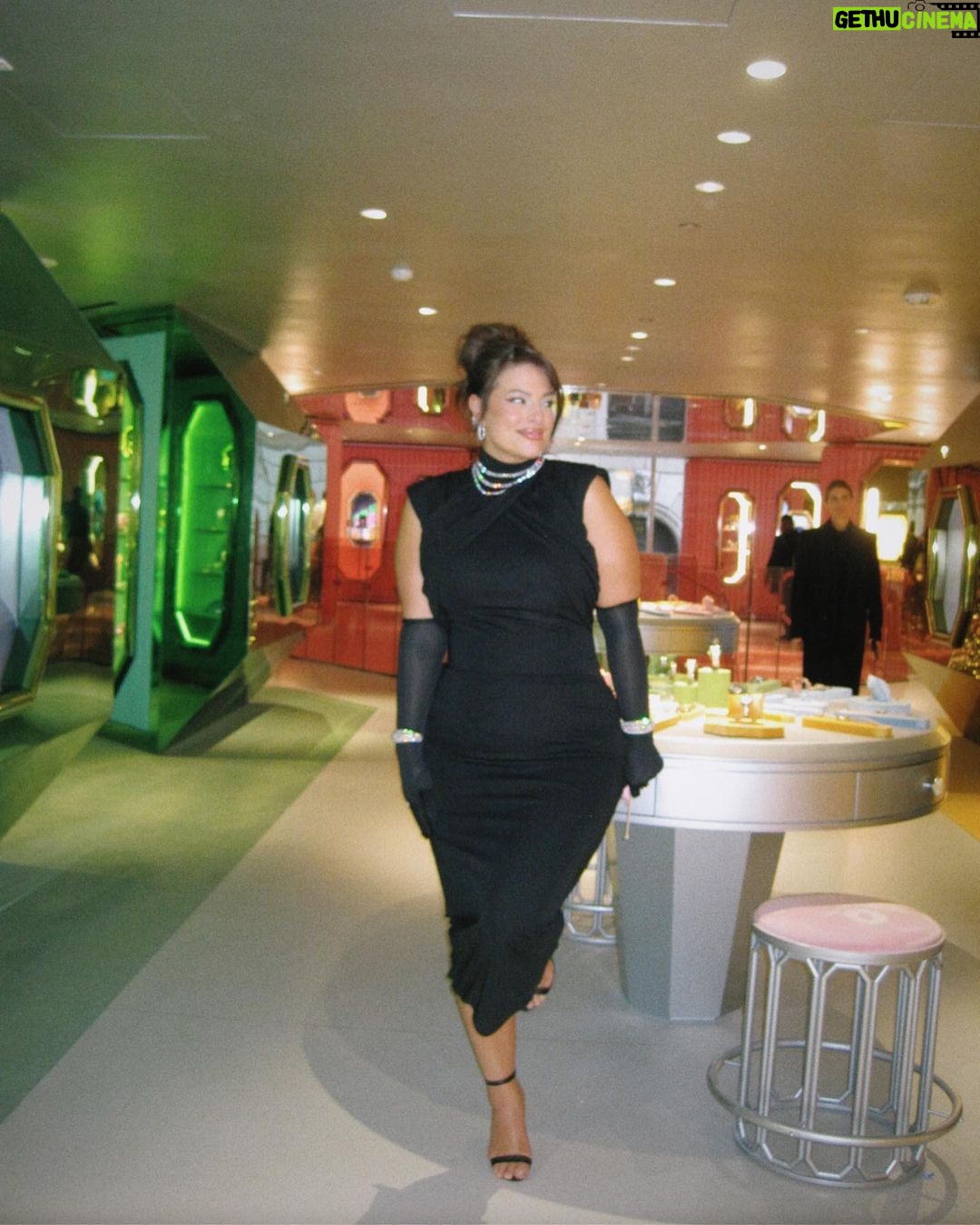 Ashley Graham Instagram - The brand new #SwarovskiFifthAvenue made me feel like I stepped right into a giant jewelry box!! ✨The sparkles & crystals are destined to make NYC shine brighter than ever!! 🤍 @swarovski #SwarovskionFifth #Swarovski