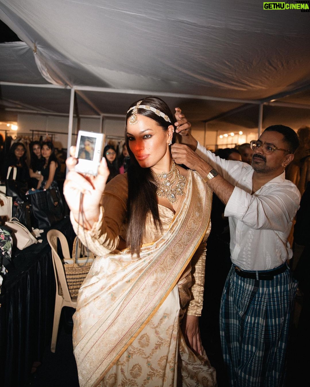 Ashley Graham Instagram - I'm honored to have been included in the opening of gorgeous new @jioworldplaza plaza in Mumbai, India 🤩— while donning my very first sari!!! The piece is a handwoven Banarasi brocade sari by SWADESH, an artisan-forward initiative of the Reliance Foundation. The Foundation's Chairperson, Mrs. Nita Mukesh Ambani has championed India’s rich crafts and culture and the initiative is empowering Indian artisans to take their place on the world's runways. Brocade saris are seen as symbols of luxury because of how labour-intensive the weaving process is, and how it reflects the weavers' artistry and commitment to their craft. I cannot get over how stunning mine is 😍 A heartfelt thanks goes out to the Ambani family for making this a dream-come-true experience, and for their warmth and generosity as hosts. I will cherish these memories forever. I cannot wait to come back to explore more of India!! #JioWorldPlaza #MumbaiAtThePlaza