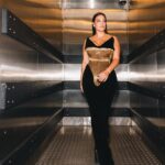 Ashley Graham Instagram - When a look makes you feel THIS good…🤌🏽 🤌🏽🤌🏽 Starting off London Fashion Week with a bang! Thank you @harris_reed for trusting me with your vision — I will never get over this look. EVER. 🫶🏽