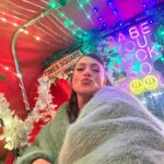 Ashley Graham Instagram - when the NYC holiday traffic leaves you no choice but to hop in a pedicab 🤣✨