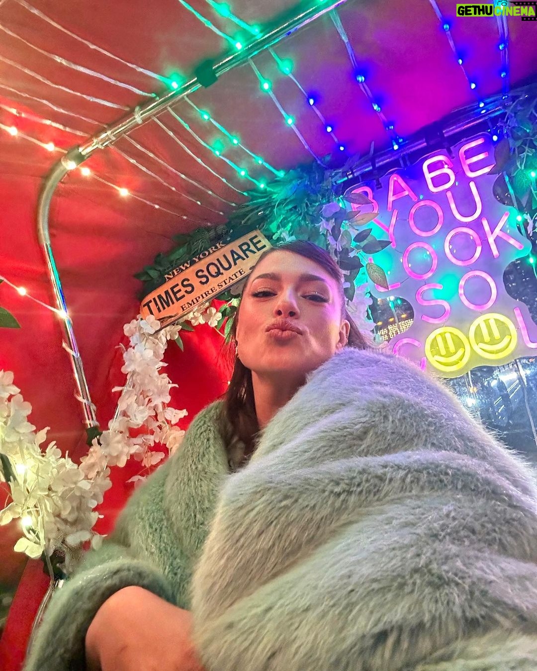 Ashley Graham Instagram - when the NYC holiday traffic leaves you no choice but to hop in a pedicab 🤣✨
