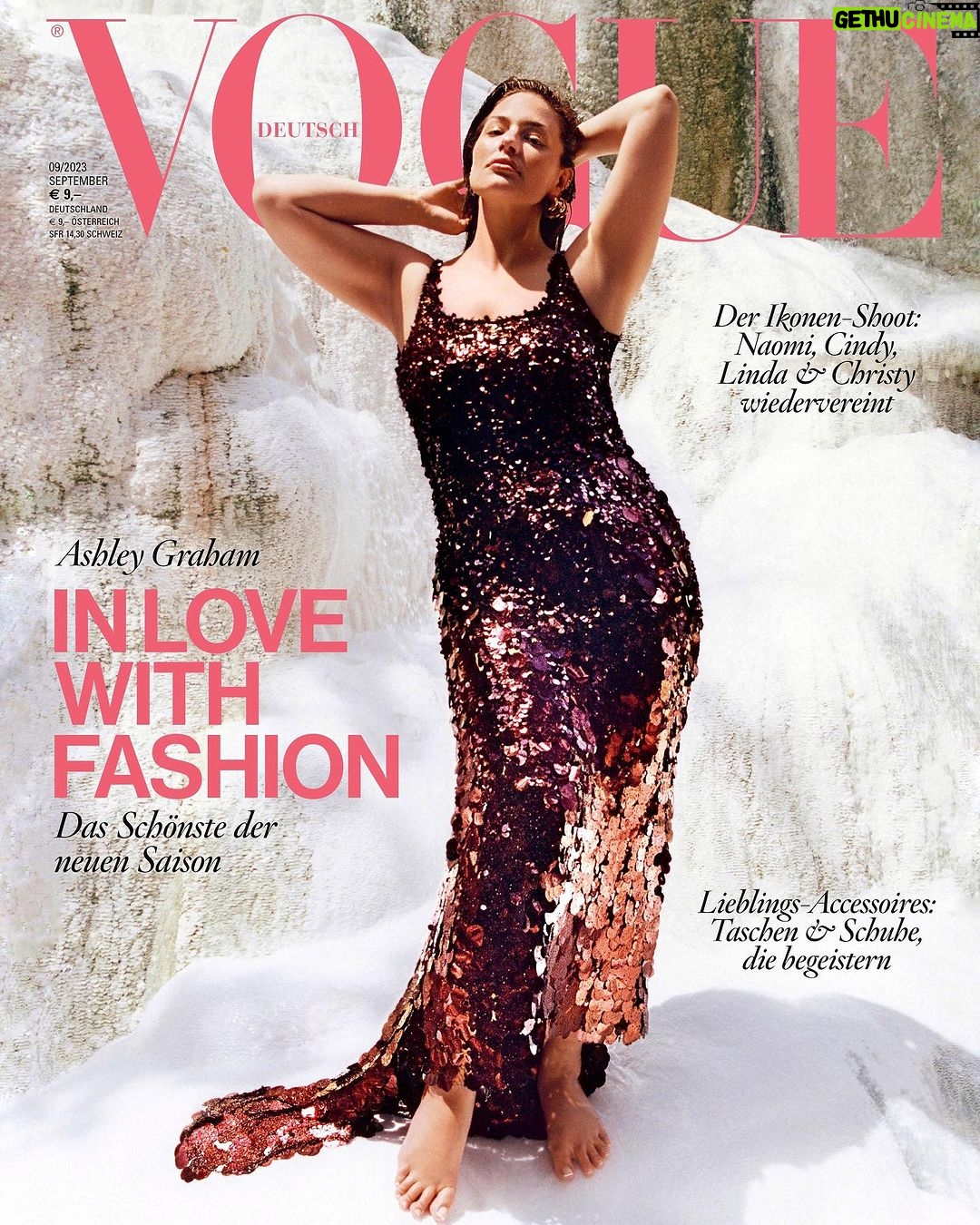 Ashley Graham Instagram - Mit unserer September-Ausgabe feiern wir die Liebe zur Mode – zusammen mit Cover-Star Ashley Graham. Bei unserem Shooting posierte das Supermodel in den schönsten Kleidern der neuen Saison und begeisterte alle am Set mit ihrer Energie und Schönheit. Eine Karriere wie die ihre wurde von der Modeindustrie lange ausgebremst, denn große Größen sind immer noch nicht Standard. Im Interview erzählt Ashley Graham von ihrem Weg, jetzt zu lesen auf VOGUE.de (Link in der Bio) und ab Dienstag, 29. August 2023 im neuen Heft. With our September issue, we celebrate the love of fashion – together with cover star Ashley Graham. At our shoot, the supermodel posed in the most beautiful dresses of the new season and charmed everyone on set with her energy and beauty. A career like hers was thwarted by the fashion industry for a long time, because large sizes are still not standard. In the interview Ashley Graham shares her story. Tap the link in our bio to read the interview in full – on newsstands Tuesday 29 August. #voguegermany #ashleygraham #vogueseptember #voguecover (Cover-Star: @ashleygraham für @voguegermany; Foto: @felicityingram; Styling: @denagia; Head of Editorial Content: @_kerstinweng; Global Creative Director: @juancp; Haare: @marcobracahair @blendmanagement; Make-up: @martina__dandrea @blendmanagement; Modeassistenz: @jxneill, @rujanacantoni; Tailoring: #giovannarizzo; Lichttechnik: #zacdinnage, @dimitridippolito; Props: @luisa_terruzzi; Produktion: #pietromari; Casting: @mrsvoguester; Text: @notstrongonlyaggressive; Redaktion: @mariahunstig; Ashley Graham trägt ein Paillettenkleid und Ohrringe von @maisonvalentino)