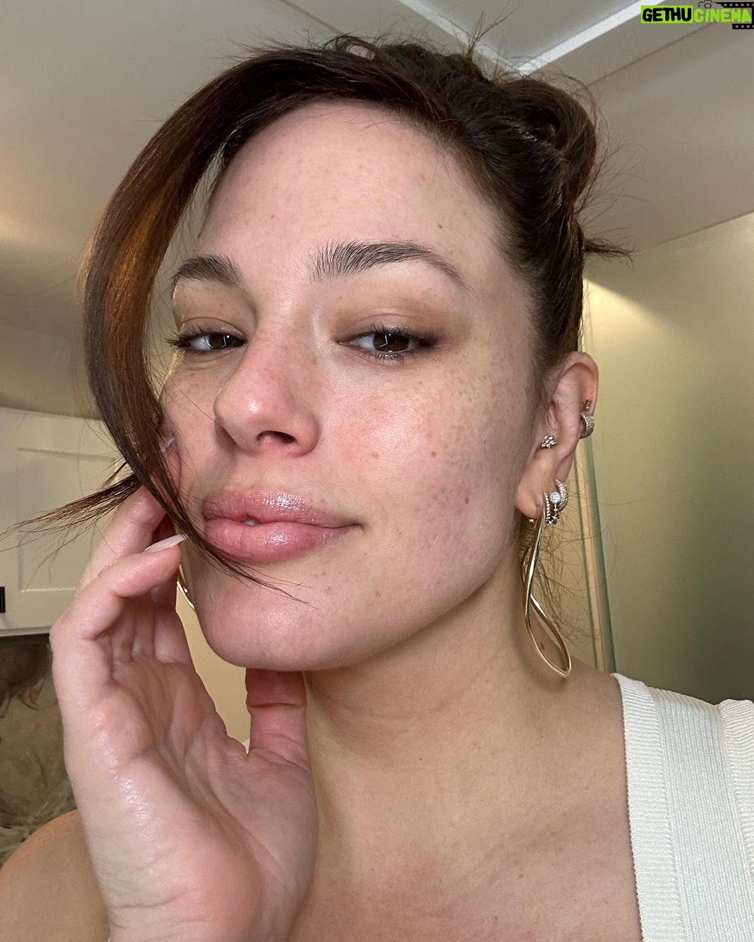 Ashley Graham Instagram - You will keep her (insert your name) in perfect peace, her mind is stayed on you because she trusts in you. isaiah 26:3 Repetition out of your mouth will change your heart and your mind. This is a verse I like to repeat when i’m looking for reassurance.