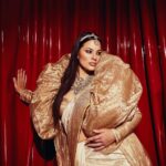 Ashley Graham Instagram - I'm honored to have been included in the opening of gorgeous new @jioworldplaza plaza in Mumbai, India 🤩— while donning my very first sari!!! The piece is a handwoven Banarasi brocade sari by SWADESH, an artisan-forward initiative of the Reliance Foundation. The Foundation's Chairperson, Mrs. Nita Mukesh Ambani has championed India’s rich crafts and culture and the initiative is empowering Indian artisans to take their place on the world's runways. Brocade saris are seen as symbols of luxury because of how labour-intensive the weaving process is, and how it reflects the weavers' artistry and commitment to their craft. I cannot get over how stunning mine is 😍 A heartfelt thanks goes out to the Ambani family for making this a dream-come-true experience, and for their warmth and generosity as hosts. I will cherish these memories forever. I cannot wait to come back to explore more of India!! #JioWorldPlaza #MumbaiAtThePlaza