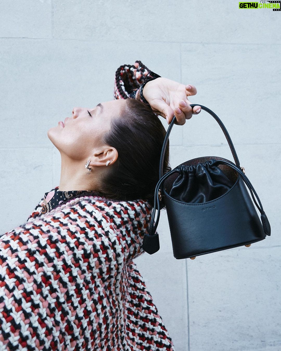Ashley Graham Instagram - hello #EtroSaturno bag, nice to meet ya 🪐 @etro @marcodevincenzo