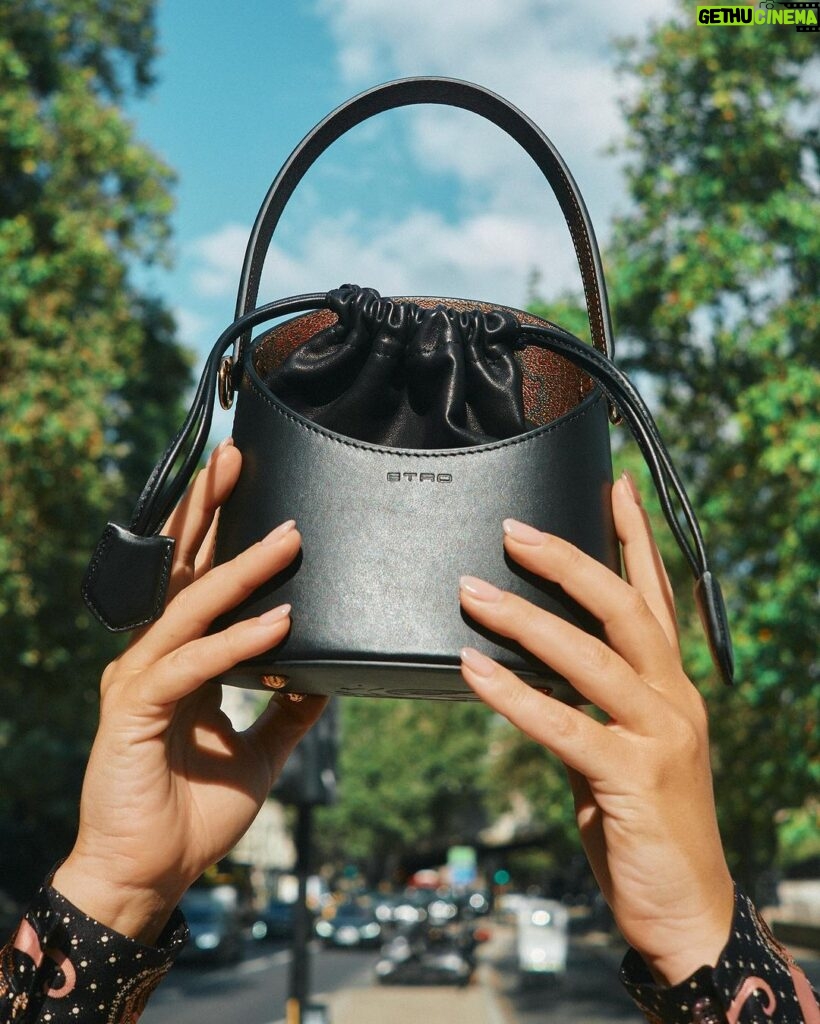 Ashley Graham Instagram - hello #EtroSaturno bag, nice to meet ya 🪐 @etro @marcodevincenzo