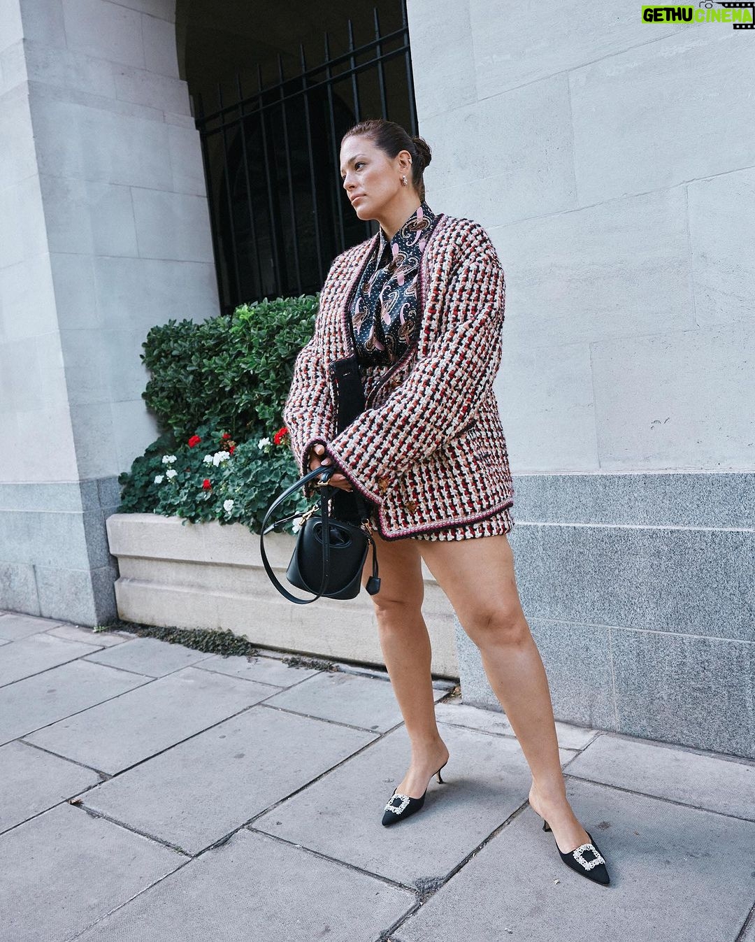 Ashley Graham Instagram - hello #EtroSaturno bag, nice to meet ya 🪐 @etro @marcodevincenzo