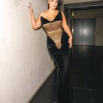 Ashley Graham Instagram - When a look makes you feel THIS good…🤌🏽 🤌🏽🤌🏽 Starting off London Fashion Week with a bang! Thank you @harris_reed for trusting me with your vision — I will never get over this look. EVER. 🫶🏽