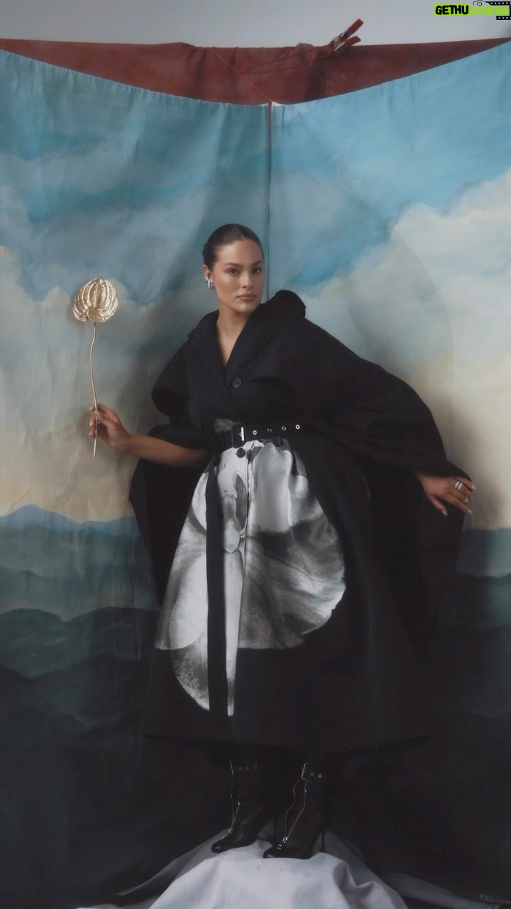 Ashley Graham Instagram - Entre nos bastidores do editorial de @ashleygraham, que deu um rasante em São Paulo após a semana de moda de Paris exclusivamente para ser fotografada para a capa da #VogueNovembro. Confira cenas em que a modelo, uma das mais bem-sucedidas de sua geração, explora suas curvas e posa exibindo seus melhores ângulos, com energia e entusiasmo. A #VogueNovembro chega às bancas a partir do dia 8, mas você também pode adquiri-la na lojinha do Instagram – basta clicar no link embaixo do vídeo para receber em sua casa. Vídeo: @callaloostudio; coordenação digital: @paulamello_ e @thiagobaltazar