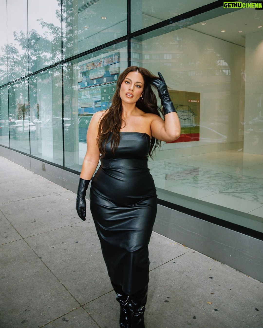 Ashley Graham Instagram - she’s committed 🧤