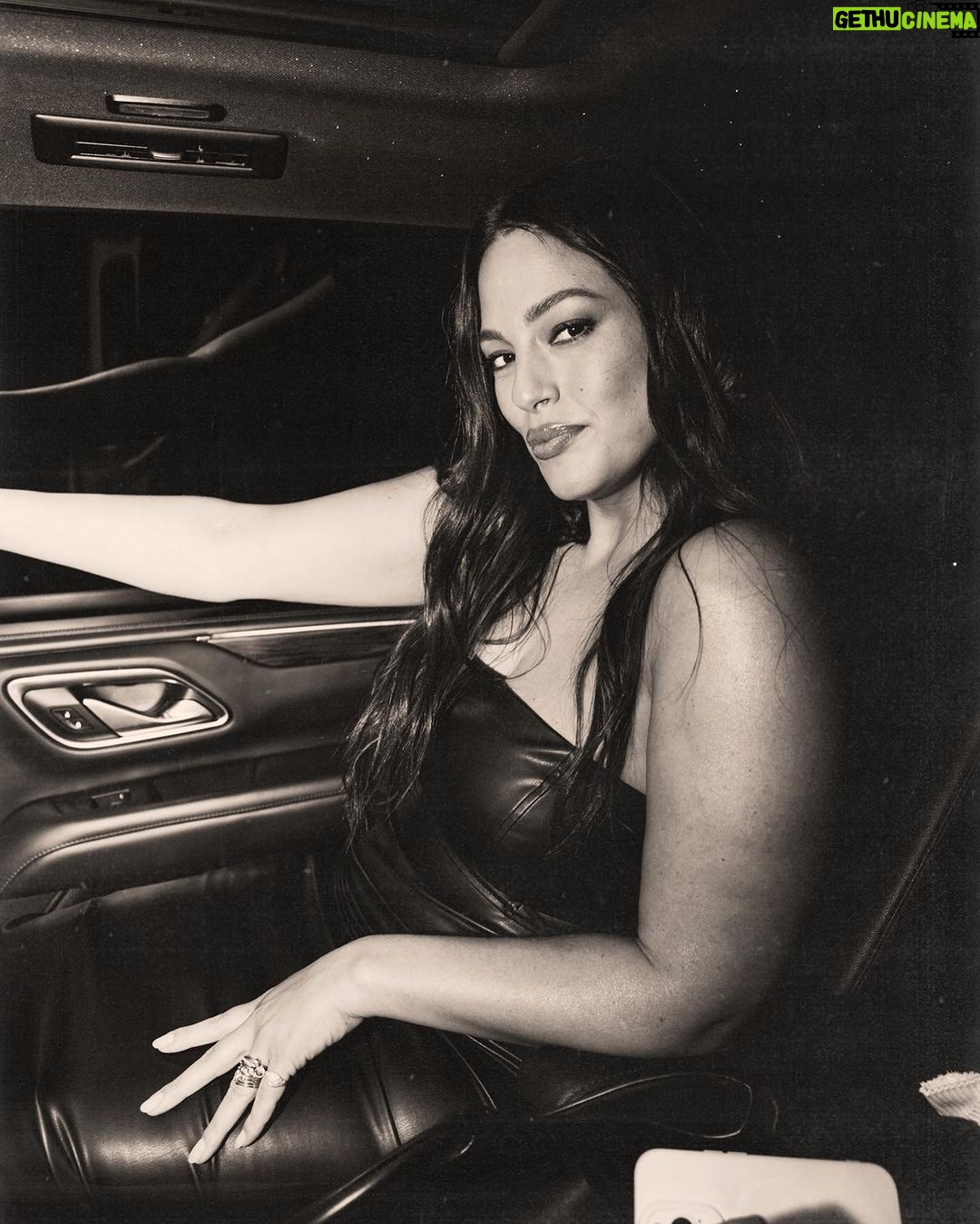 Ashley Graham Instagram - she’s committed 🧤