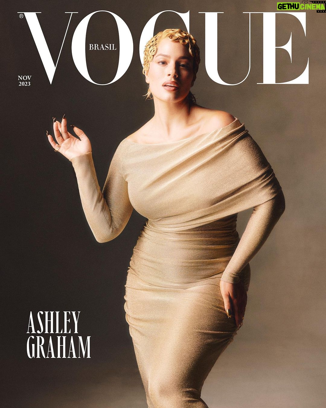 Ashley Graham Instagram - @AshleyGraham, capa da #VogueNovembro, vem fazendo história na indústria da moda. Foi a primeira modelo plus-size a estampar a capa da edição de trajes de banho da Sports Illustrated, em 2016, e a assinar contrato com uma grande marca de beleza (Revlon, em 2018), além de colecionar capas de Vogue mundo afora e ser recordista nas passarelas na sua categoria. “Nunca quis ser a melhor, mas sim a minha melhor versão”, conta a americana, dona de uma verdadeira star quality, sempre bem-humorada e cheia de energia! Leia a entrevista em vogue.globo.com. A edição deste mês chega às bancas a partir do dia 8, mas você também pode adquiri-la na lojinha do Instagram – basta clicar na foto para receber em sua casa. Fotos: @mar_______vin Entrevista: @viviansotocorno Direção de arte: @juliakoala Direção de moda: @ritalazzarotti Beleza: @silviogiorgio Produção executiva: @deialansky Assistentes de foto: @_renatogon e @franklindalmeida Produção de moda: @rtasuo, @rochafred_ , @amandhagaio e @ag.newyork Assistentes de produção de moda: @julianascgl, @ricalucas e @daniel.jcnt Assistentes de beleza: @yanthibrignol e @julia_boeno Set design: @anaarietti Assistentes de set design: @kltrpz e @lucas.sanori Nail artist: @stephanimauricio Tratamento de foto: @studiobrunorezende Agradecimentos: @tivolimofarrej e @dpotbrasil Look: @dolcegabbana