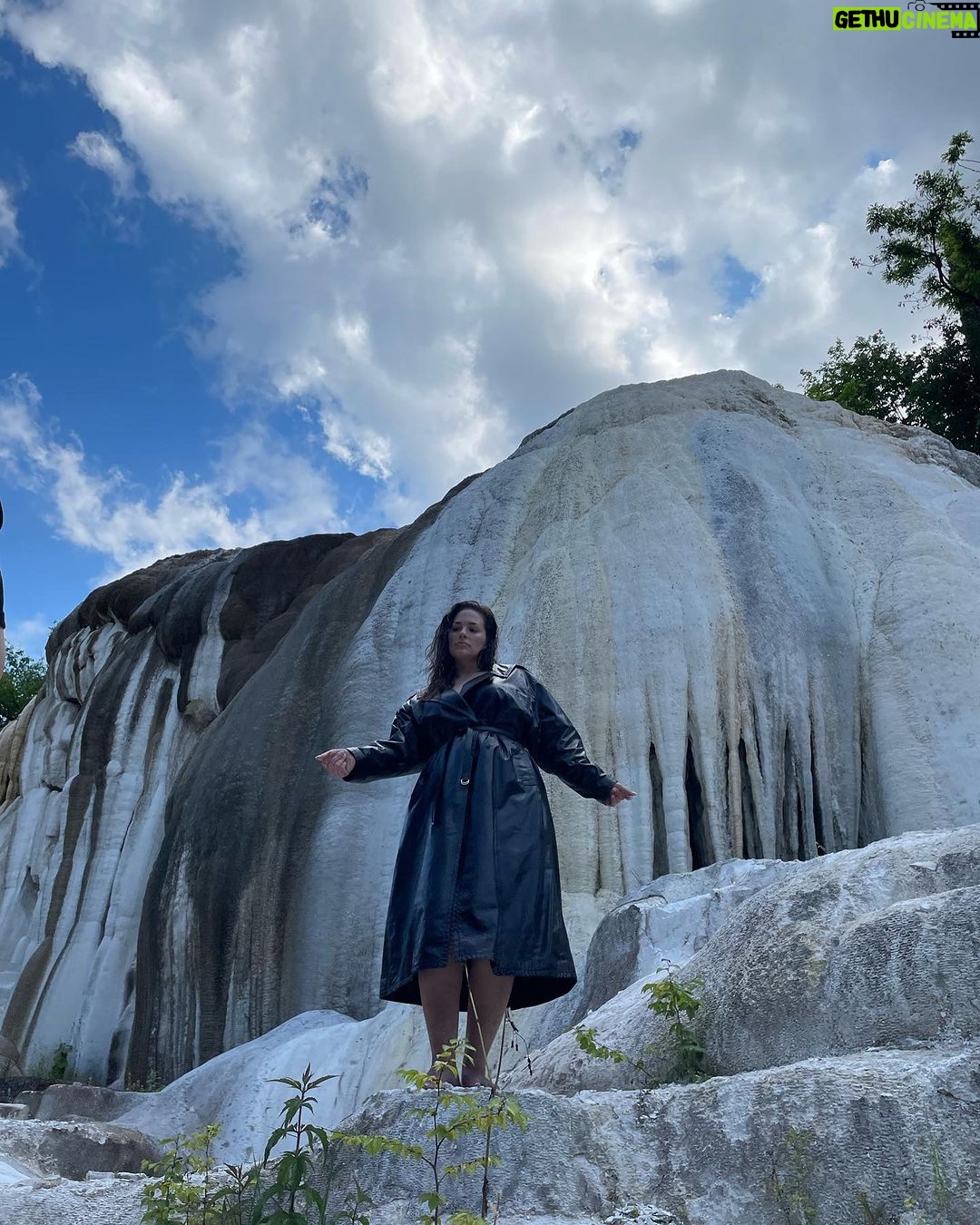 Ashley Graham Instagram - behind the scenes of my cover shoot with @voguegermany 🫶🏼