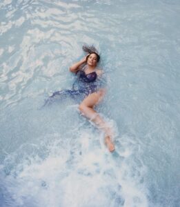 Ashley Graham Instagram - A SEPTEMBER VOGUE COVER!! Celebrating this season's fashion in the most MAJOR way possible 🫶🏻 WOW, wow, wow — I can’t believe that I had the opportunity to swim in hot springs while wearing couture; my skin and hair have never felt better! Thank you, @felicityingram and team, for this incredible experience. These images are insane!! This shoot fused both sides of my life: the granola and the glam. Although, I’m not sure if I recommend sliding down a mountain in couture… I am so grateful to have shared my story. Read the full article on www.vogue.de My September issue of @voguegermany is now available on newsstands. Photographer: @felicityingram Casting Director: @mrsvoguester Stylist: @denagia Hair: @marcobracahair Makeup: @martina__dandrea @imgmodels @_kerstinweng @juancp @dimitridippolito @luisa_terruzzi @notstrongonlyaggressive @mariahunstig Castiglione d'Orcia