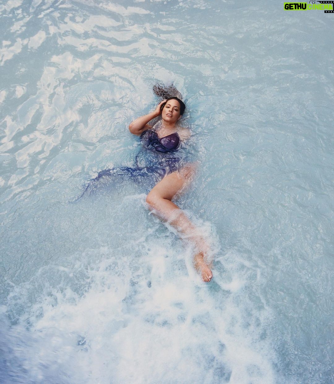 Ashley Graham Instagram - A SEPTEMBER VOGUE COVER!! Celebrating this season's fashion in the most MAJOR way possible 🫶🏻 WOW, wow, wow — I can’t believe that I had the opportunity to swim in hot springs while wearing couture; my skin and hair have never felt better! Thank you, @felicityingram and team, for this incredible experience. These images are insane!! This shoot fused both sides of my life: the granola and the glam. Although, I’m not sure if I recommend sliding down a mountain in couture… I am so grateful to have shared my story. Read the full article on www.vogue.de My September issue of @voguegermany is now available on newsstands. Photographer: @felicityingram Casting Director: @mrsvoguester Stylist: @denagia Hair: @marcobracahair Makeup: @martina__dandrea @imgmodels @_kerstinweng @juancp @dimitridippolito @luisa_terruzzi @notstrongonlyaggressive @mariahunstig Castiglione d'Orcia