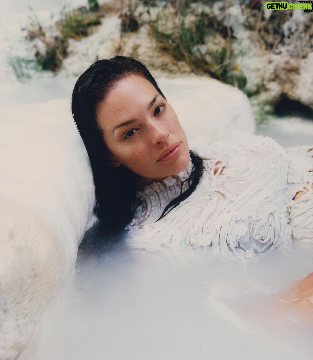 Ashley Graham Instagram - A SEPTEMBER VOGUE COVER!! Celebrating this season's fashion in the most MAJOR way possible 🫶🏻 WOW, wow, wow — I can’t believe that I had the opportunity to swim in hot springs while wearing couture; my skin and hair have never felt better! Thank you, @felicityingram and team, for this incredible experience. These images are insane!! This shoot fused both sides of my life: the granola and the glam. Although, I’m not sure if I recommend sliding down a mountain in couture… I am so grateful to have shared my story. Read the full article on www.vogue.de My September issue of @voguegermany is now available on newsstands. Photographer: @felicityingram Casting Director: @mrsvoguester Stylist: @denagia Hair: @marcobracahair Makeup: @martina__dandrea @imgmodels @_kerstinweng @juancp @dimitridippolito @luisa_terruzzi @notstrongonlyaggressive @mariahunstig Castiglione d'Orcia