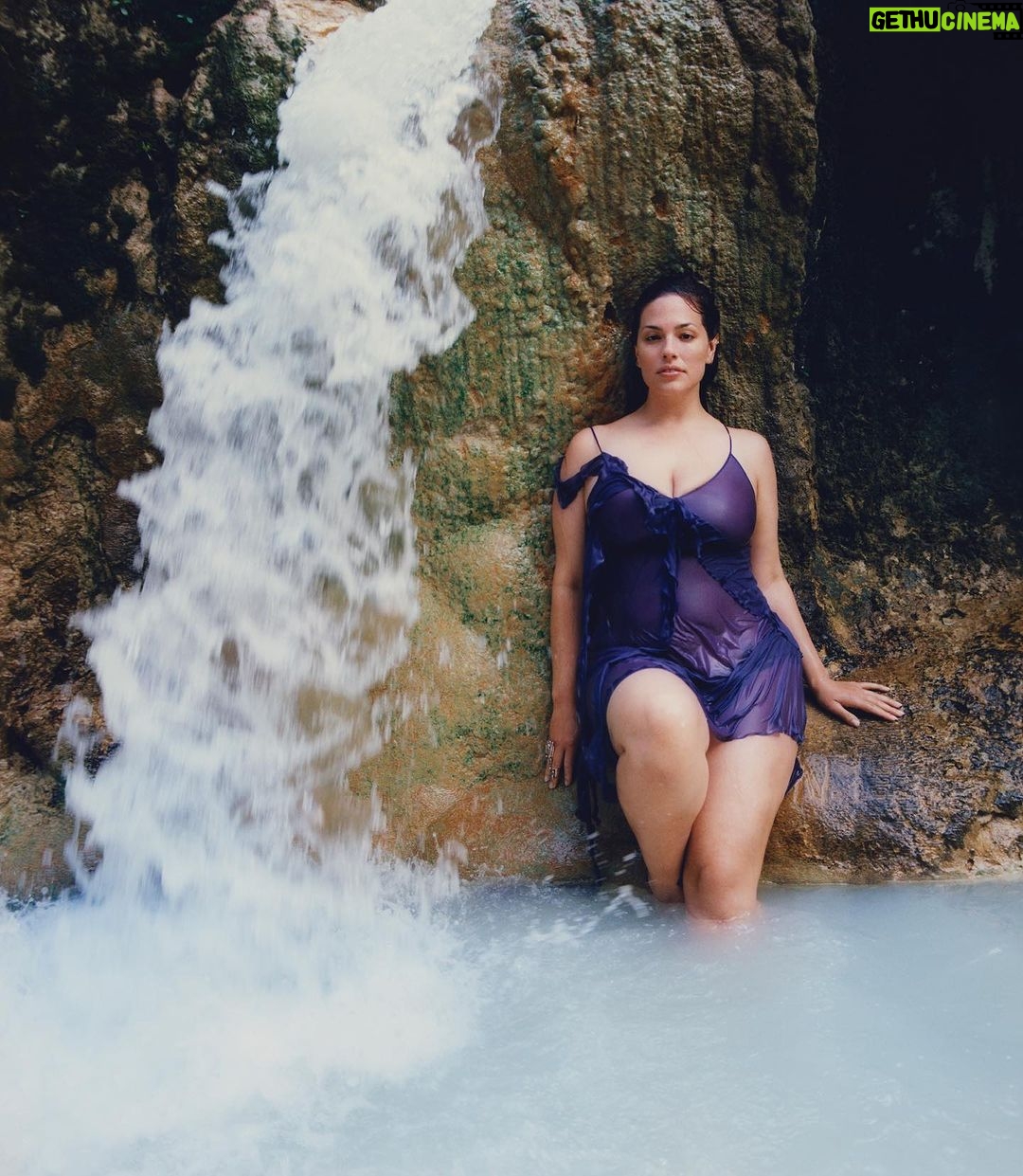 Ashley Graham Instagram - A SEPTEMBER VOGUE COVER!! Celebrating this season's fashion in the most MAJOR way possible 🫶🏻 WOW, wow, wow — I can’t believe that I had the opportunity to swim in hot springs while wearing couture; my skin and hair have never felt better! Thank you, @felicityingram and team, for this incredible experience. These images are insane!! This shoot fused both sides of my life: the granola and the glam. Although, I’m not sure if I recommend sliding down a mountain in couture… I am so grateful to have shared my story. Read the full article on www.vogue.de My September issue of @voguegermany is now available on newsstands. Photographer: @felicityingram Casting Director: @mrsvoguester Stylist: @denagia Hair: @marcobracahair Makeup: @martina__dandrea @imgmodels @_kerstinweng @juancp @dimitridippolito @luisa_terruzzi @notstrongonlyaggressive @mariahunstig Castiglione d'Orcia