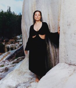 Ashley Graham Instagram - A SEPTEMBER VOGUE COVER!! Celebrating this season's fashion in the most MAJOR way possible 🫶🏻 WOW, wow, wow — I can’t believe that I had the opportunity to swim in hot springs while wearing couture; my skin and hair have never felt better! Thank you, @felicityingram and team, for this incredible experience. These images are insane!! This shoot fused both sides of my life: the granola and the glam. Although, I’m not sure if I recommend sliding down a mountain in couture… I am so grateful to have shared my story. Read the full article on www.vogue.de My September issue of @voguegermany is now available on newsstands. Photographer: @felicityingram Casting Director: @mrsvoguester Stylist: @denagia Hair: @marcobracahair Makeup: @martina__dandrea @imgmodels @_kerstinweng @juancp @dimitridippolito @luisa_terruzzi @notstrongonlyaggressive @mariahunstig Castiglione d'Orcia