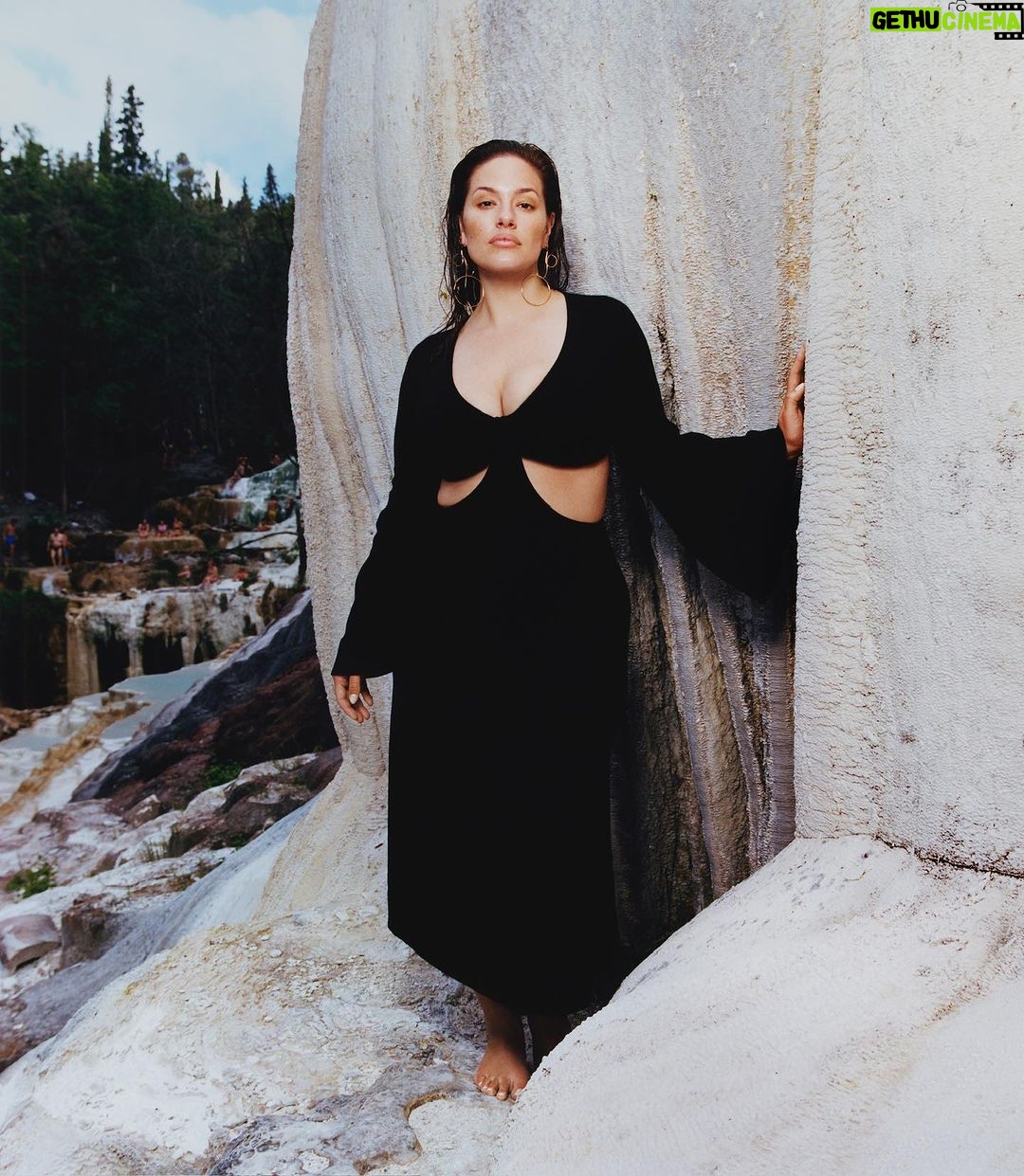 Ashley Graham Instagram - A SEPTEMBER VOGUE COVER!! Celebrating this season's fashion in the most MAJOR way possible 🫶🏻 WOW, wow, wow — I can’t believe that I had the opportunity to swim in hot springs while wearing couture; my skin and hair have never felt better! Thank you, @felicityingram and team, for this incredible experience. These images are insane!! This shoot fused both sides of my life: the granola and the glam. Although, I’m not sure if I recommend sliding down a mountain in couture… I am so grateful to have shared my story. Read the full article on www.vogue.de My September issue of @voguegermany is now available on newsstands. Photographer: @felicityingram Casting Director: @mrsvoguester Stylist: @denagia Hair: @marcobracahair Makeup: @martina__dandrea @imgmodels @_kerstinweng @juancp @dimitridippolito @luisa_terruzzi @notstrongonlyaggressive @mariahunstig Castiglione d'Orcia