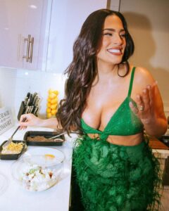 Ashley Graham Instagram - feeling like a party!!! 💚