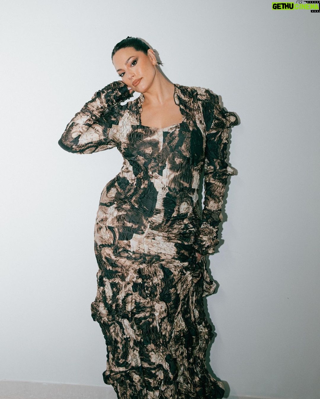 Ashley Graham Instagram - Kicking off NYFW with sharing my dream to stop commenting on each other’s bodies — Thank you for having me @elleusa and @imgmodels to chat size inclusion both on and off the runway and representation for everyone in fashion 🤍 New York, New York