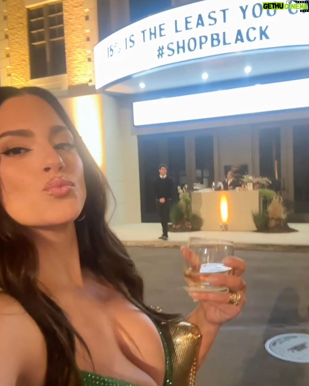 Ashley Graham Instagram - feeling like a party!!! 💚