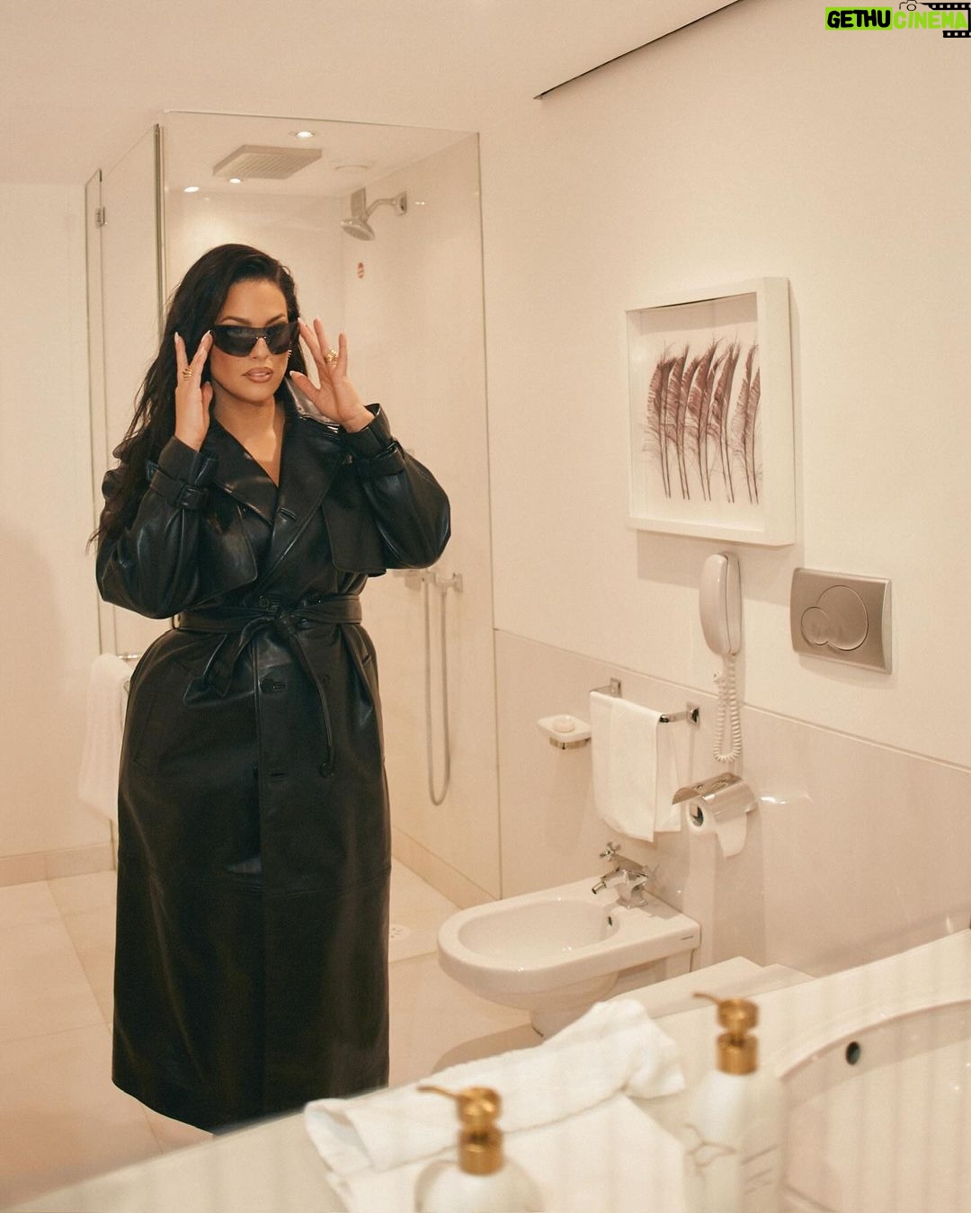 Ashley Graham Instagram - Salute to @albertaferretti!! ππΌππΌππΌHereβs to a powerhouse whose influence transcends generations β what an incredible show Mrs. Ferretti! π€