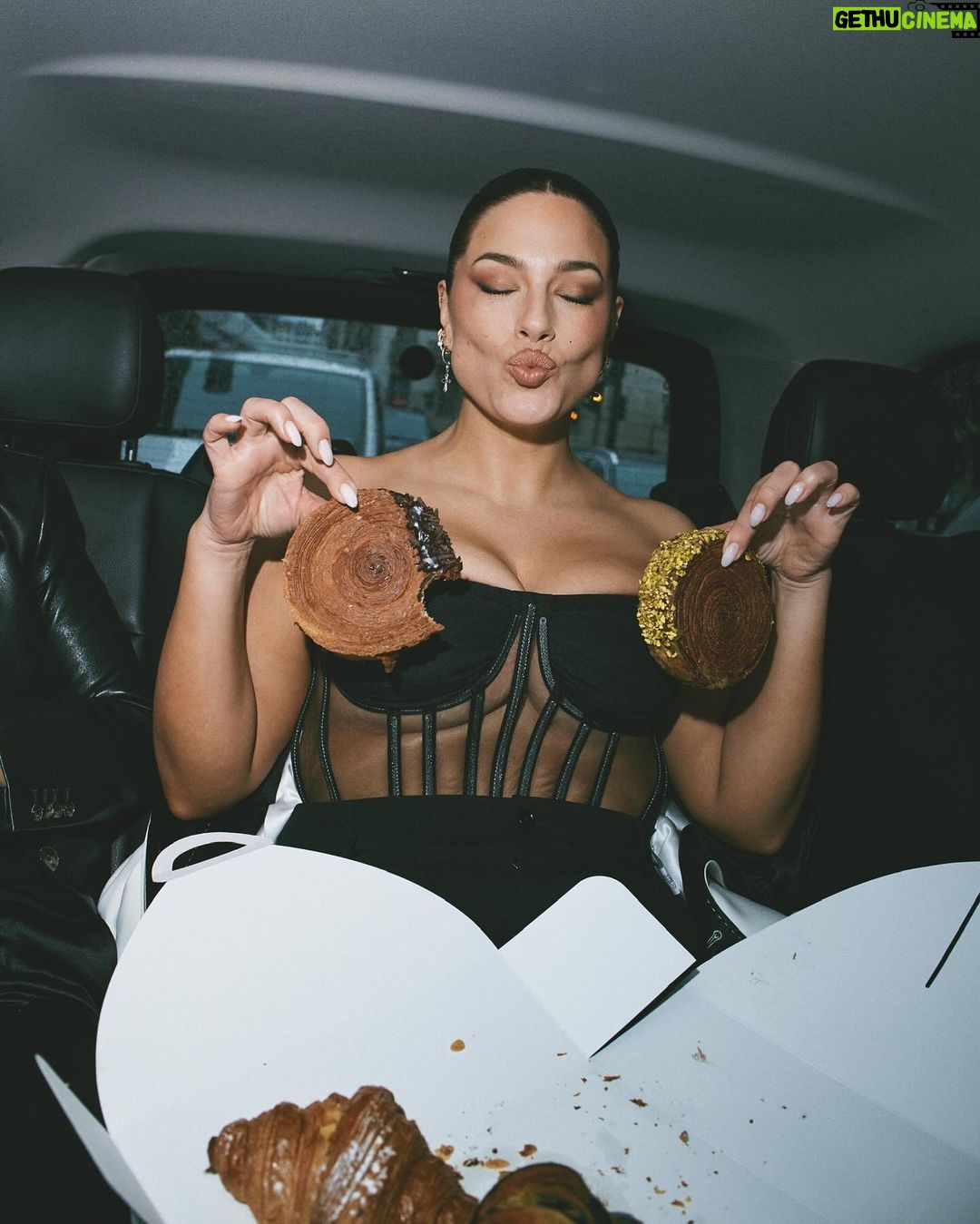 Ashley Graham Instagram - Tux Chic 🤍🖤 @dolcegabbana