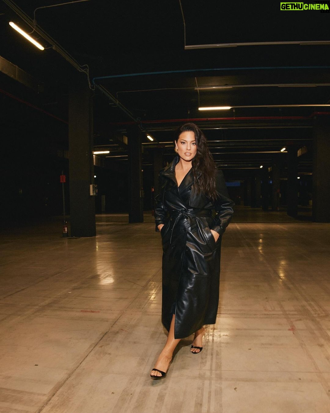 Ashley Graham Instagram - Salute to @albertaferretti!! ππΌππΌππΌHereβs to a powerhouse whose influence transcends generations β what an incredible show Mrs. Ferretti! π€