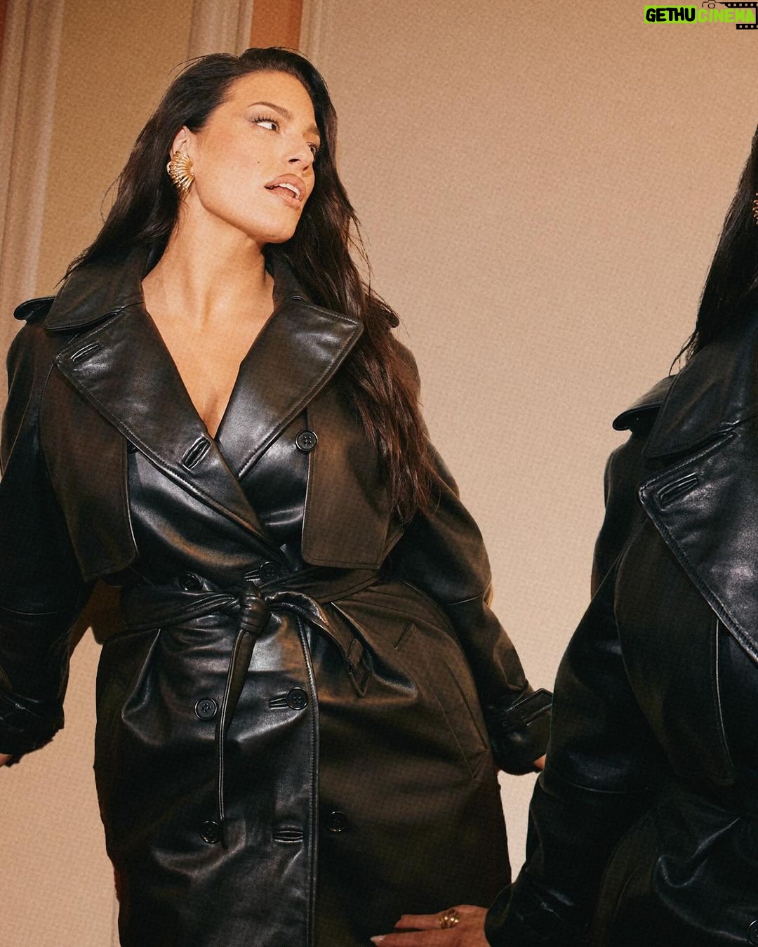 Ashley Graham Instagram - Salute to @albertaferretti!! ππΌππΌππΌHereβs to a powerhouse whose influence transcends generations β what an incredible show Mrs. Ferretti! π€