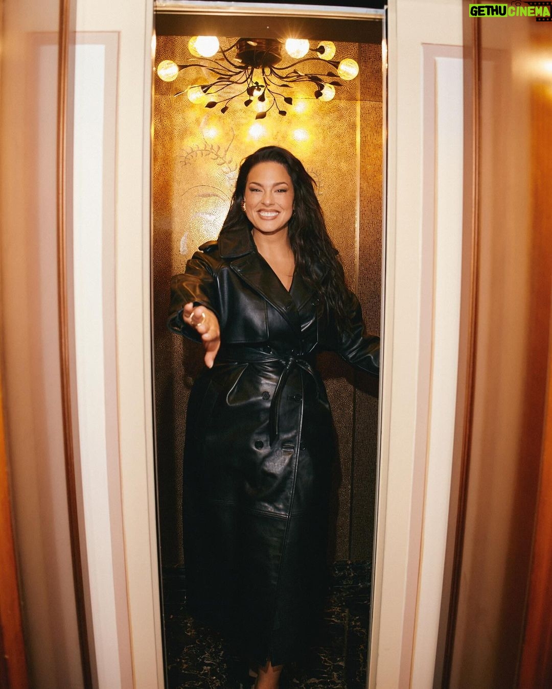 Ashley Graham Instagram - Salute to @albertaferretti!! ππΌππΌππΌHereβs to a powerhouse whose influence transcends generations β what an incredible show Mrs. Ferretti! π€