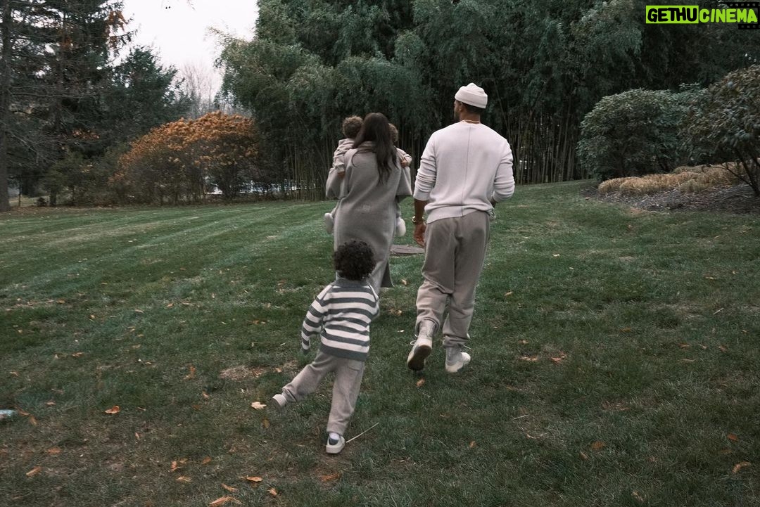 Ashley Graham Instagram - In the warmth of family, celebrating Jesus’ birth with my boys. Feeling blessed and sending love for a Merry Christmas to you and yours! 🤍
