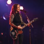 Ashley McBryde Instagram - #TheDevilIKnowTour presented by @ariatinternational has BEGUN!! Thank you @fender custom shop for my gorgeous Jazzmaster!! I call her Betty, of course. And who could miss that @buckinbuckaretteleather strap?! It’s badass playing this beauty on any night since we designed her …. but it’s all full circle having her in my hands on THIS tour. @fendercustomshop @daddarioandco