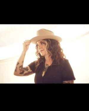 Ashley McBryde Instagram - @katiekauss on that camera shutter. 
@dayna.anne on that hair and makeup. 
@blakelyecollier on that look and that fit 
@pilgrimagefestival on that festival goodness. 
@stetsonusa on that gorgeous hat on my head.