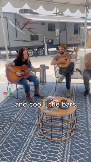 Ashley McBryde Instagram - A little pre-show jam with the guys! What’s your favorite cool little bar??
#CoolLittleBars #Acoustic #Country #NewMusic