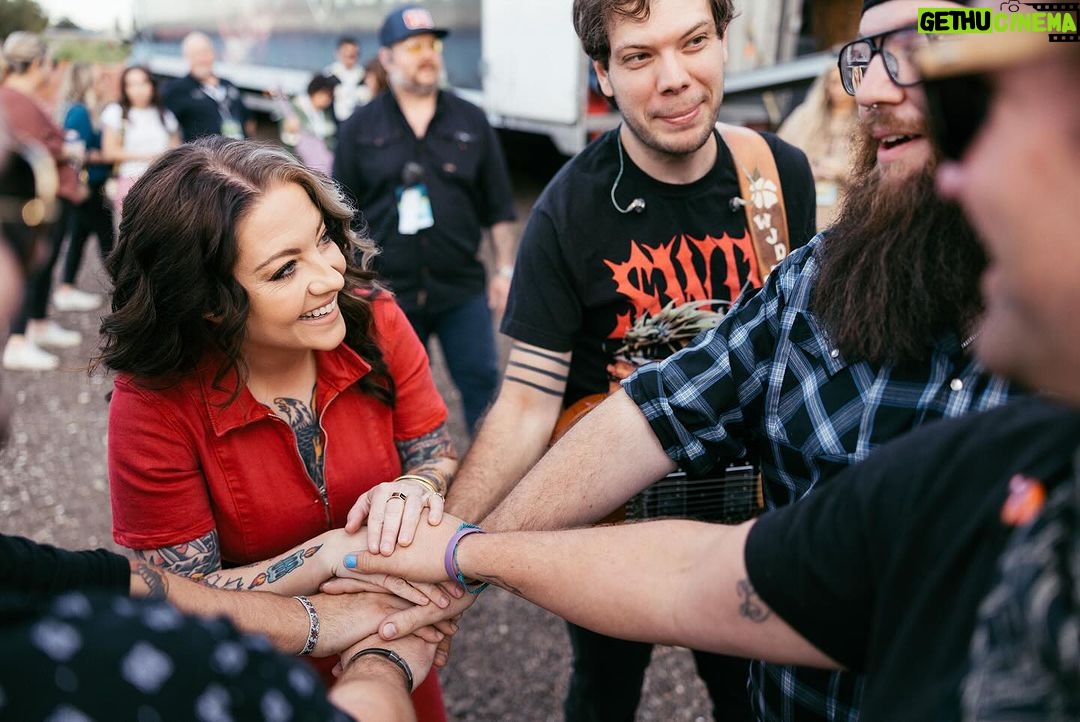 Ashley McBryde Instagram - Gretna Heritage Fest!! Thank you so much for having us and thank you for bringing amazing juju our way. You were incredible! #TheDevilIKnowTour presented by Ariat is rollin’ on and keepin’ the highway hot. Photos by @katiekauss Styled by @blakelyecollier Hair/makeup by @calijeffries @fender @daddarioandco @gretna_fest Gretna, Louisiana