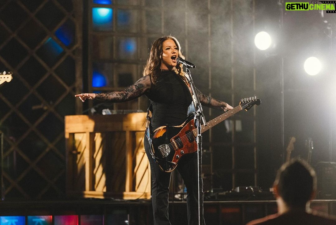 Ashley McBryde Instagram - NIGHT ONE of #TheDevilIKnowTour is in the books! Mobile you absolutely brought it! Thank you a fantastic kick off to the tour! You set the tone!! @mobilesaenger 📸: @katiekauss Saenger Theatre