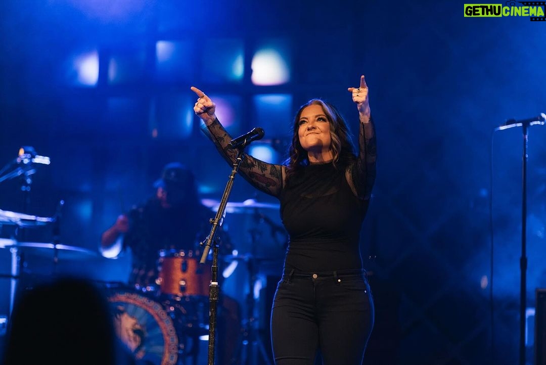 Ashley McBryde Instagram - NIGHT ONE of #TheDevilIKnowTour is in the books! Mobile you absolutely brought it! Thank you a fantastic kick off to the tour! You set the tone!! @mobilesaenger 📸: @katiekauss Saenger Theatre