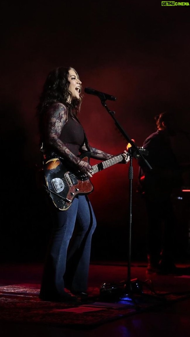 Ashley McBryde Instagram - A pre-show bounce is always mandatory