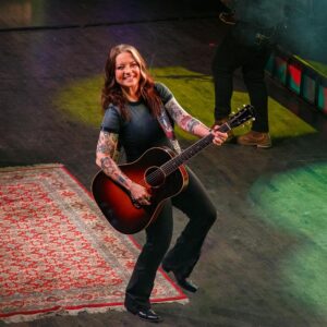 Ashley McBryde Instagram - Cin-cy !! Cincy cincy cincy !! 
You were electric ! The Brady Music Hall is my new favorite room to play! Thank you for selling it out to the gills . Thank you for so much energy and so much love coming at us that I damn near couldn’t even speak. Let’s do it again soon !! 

📸: @ryan_nadzam 
Styled by : @blakelyecollier 
HMU: @dayna.anne
@ariatinternational @fender @daddarioandco