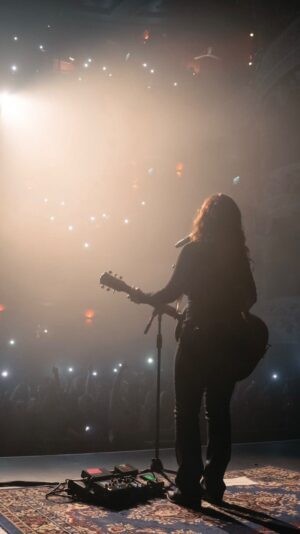 Ashley McBryde Instagram - A little pre-show jam session 😈 The Devil I Know Tour kicks back off in 2 weeks! Make sure to grab your tickets at the link in bio.
