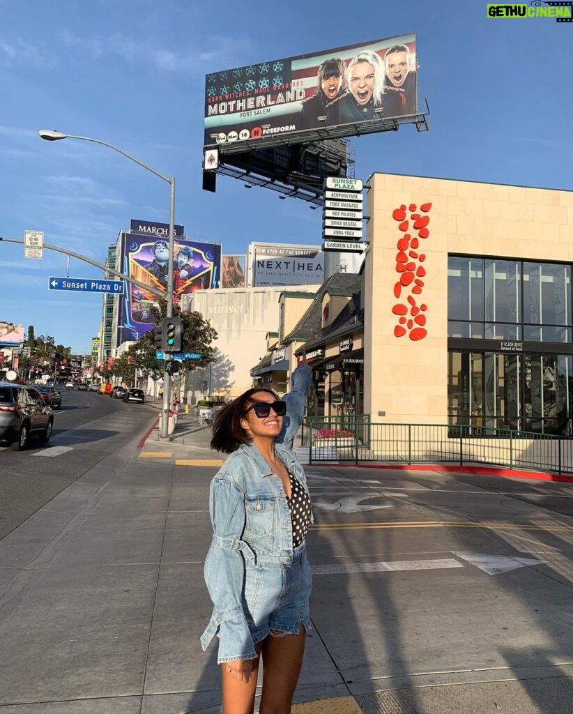 Ashley Nicole Williams Instagram - so I ironically wore the same jean outfit 2 1/2 years ago in front of our first billboard as I did in front of our last. and boy has baby grown. if I could hug that girl and hold her tight, say ya did it kid. 3 seasons as a lead on a tv show. I’m so proud of you. proud of us. cheers to these final episodes, cheers to 4 years of making this show and 3 wildly beautiful seasons, and cheers to leaving a mark on anyone and everyone who loves our show as much as we do. This final season is and always will be for you guys. See u tonight for episode 6. Goddess protect. 🤍 AB